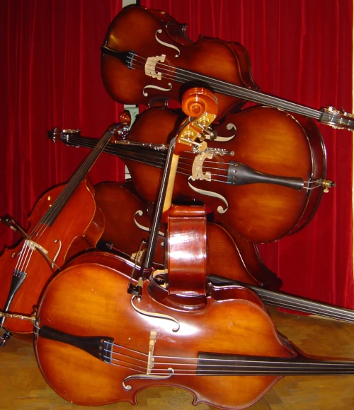 Contrebasses empilées